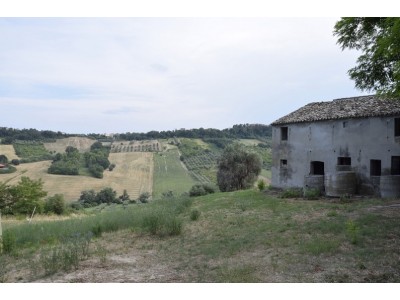 FARMHOUSE TO BE RENOVATED WITH LAND FOR SALE IN LAPEDONA, SURROUNDED BY SWEET HILLS IN THE MARCHE province in the province of Fermo in the Marche region in Italy in Le Marche_1
